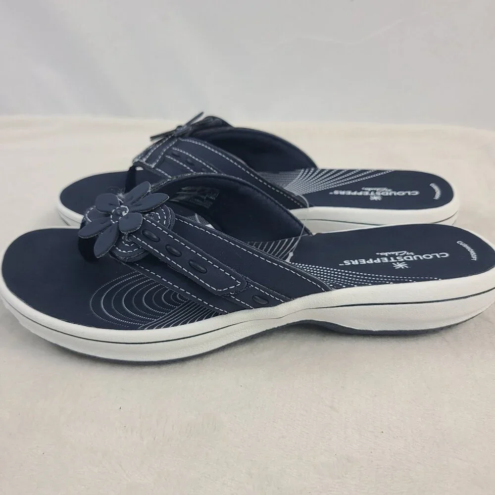 NEW Cloudsteppers By Clarks Women's Navy Blue Floral Flip Flop Sandals Size 8 - Picture 4 of 7